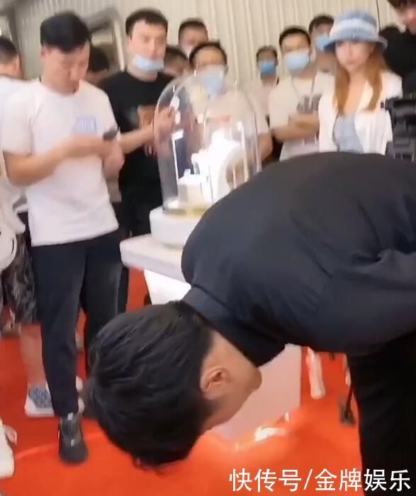 再次上演煽情戏码!辛巴带领众多主播,在直播间里流泪唱歌