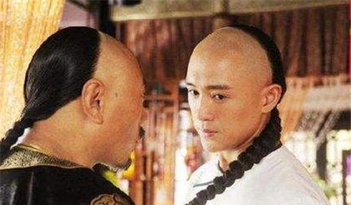 令人作呕|清朝人的辫子有多脏?英国女子:10米开外臭气熏天,味道令人作呕