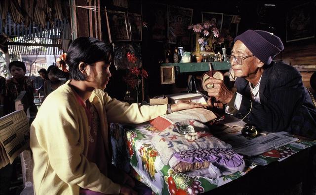 农村俗语“穷算命,富烧香”,下半句少有人知,你知道吗