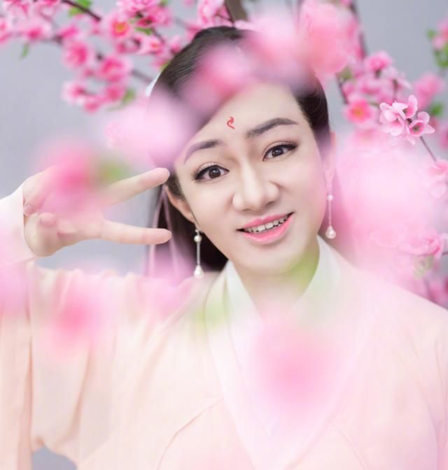 王祖蓝模仿迪丽热巴“凤九”,分饰两角绝,模仿能力真没谁了