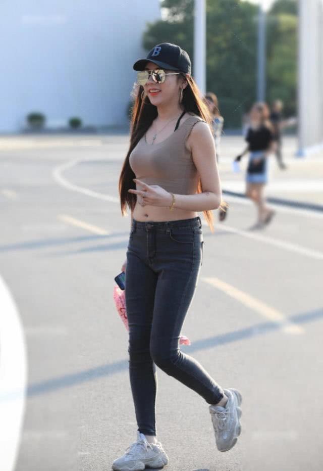 街拍:蓝色贝雷帽搭配收腰裙子,小姐姐十分的温柔,美丽大方