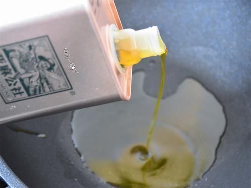 亚麻籽油|长期便秘的人，记得隔天吃1次它，排出体内黑臭宿便，肚腩消失了