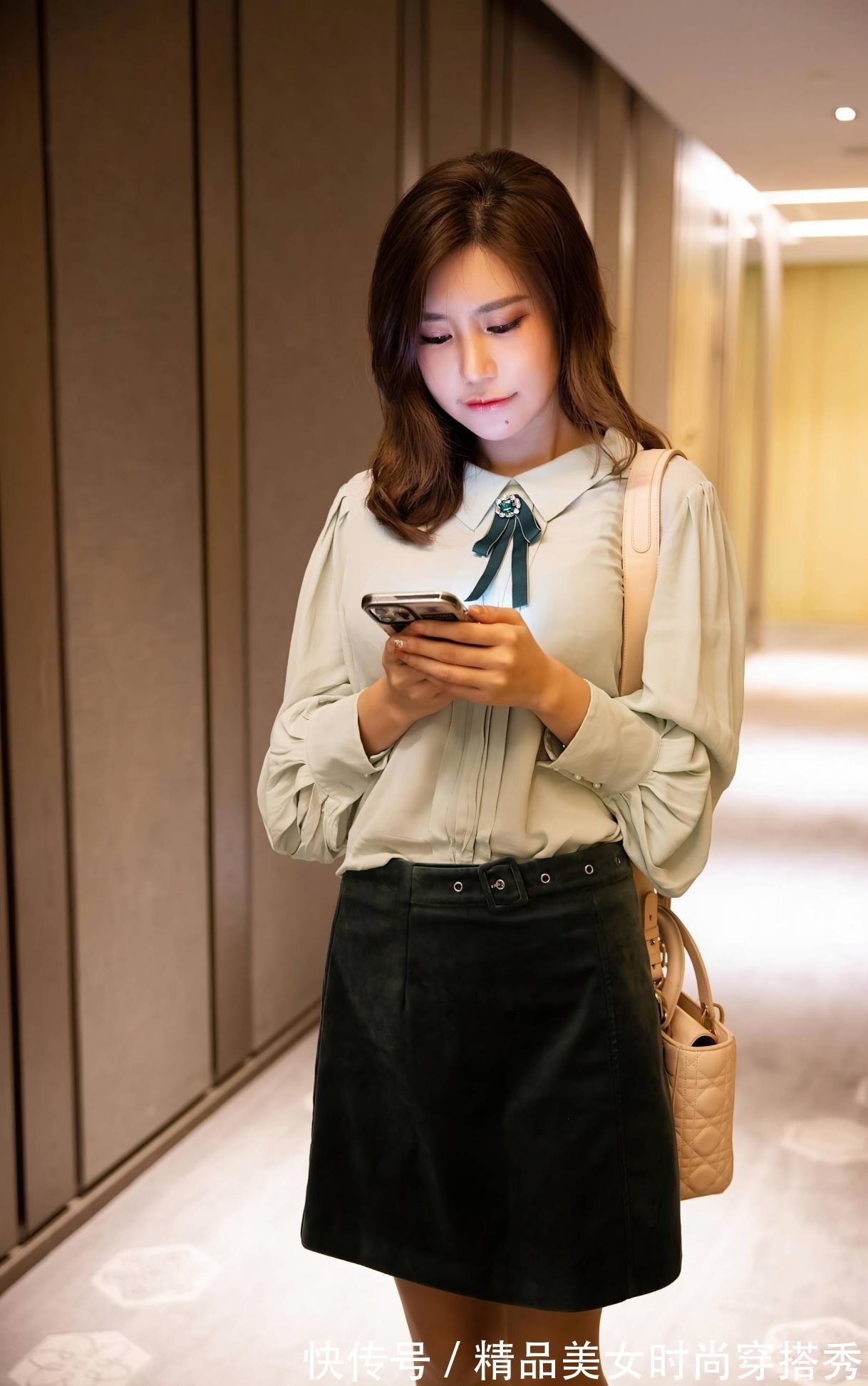 短裙 浅绿色的衬衫知性温柔，下搭一条绿色的短裙，给人舒适的视觉感受