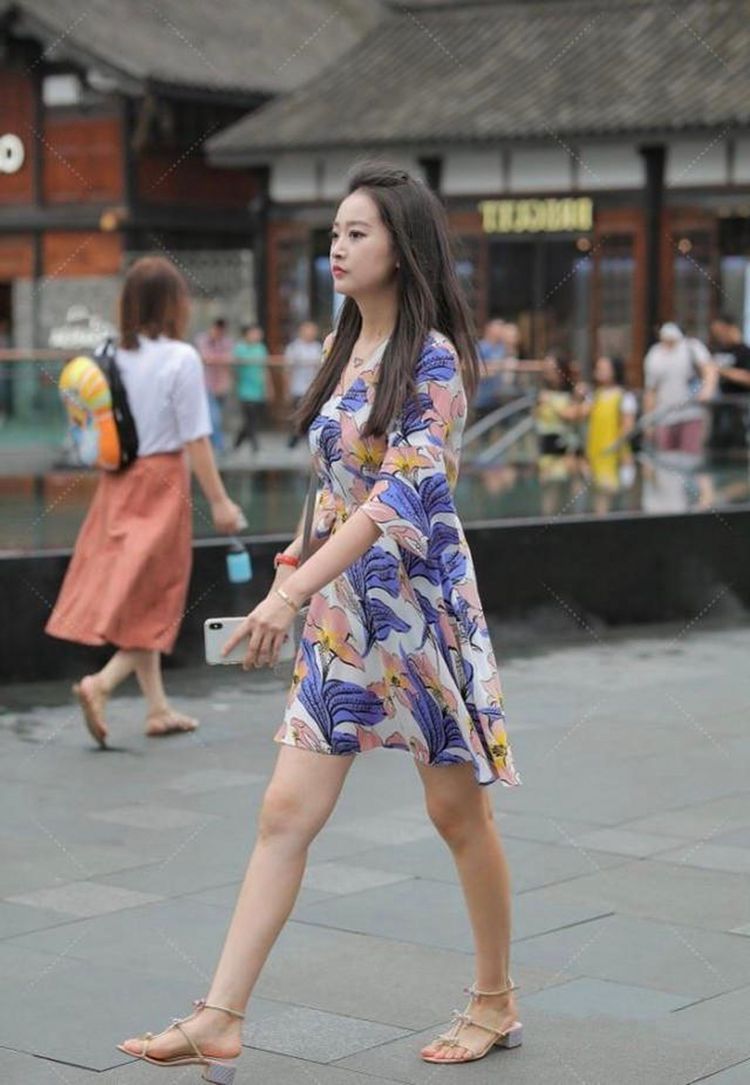 街拍|美女街拍：高个子女生的魅力日常，搭配出完美的自己