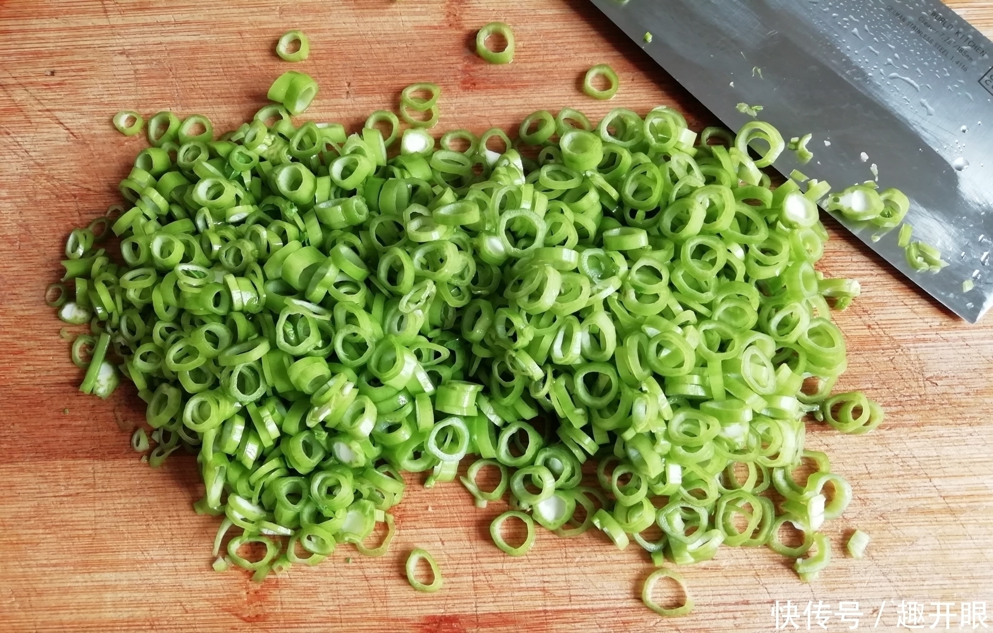 腰围|夏天要多吃这碱性蔬菜，清脂又刮油，1周吃3次，腰围细皮肤好