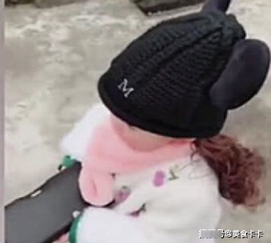 小棉袄|听爸爸说带她去超市,宝宝慌忙拿了妈妈的钱包就走,不愧是小情人