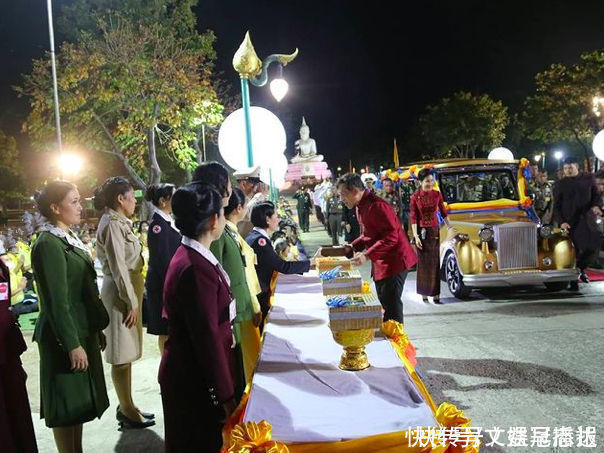 诗妮娜|泰王四口齐亮相真高调!诗妮娜裹红衣好嘚瑟,拉拢15岁王子心机重