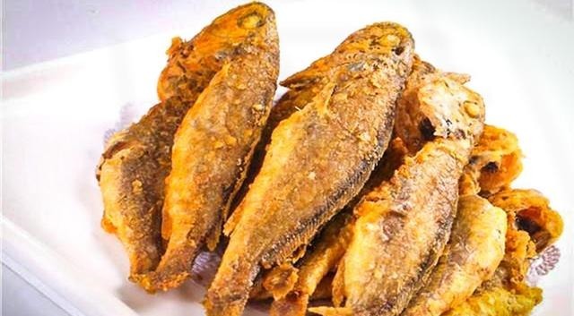 炸鱼时,有人用面粉有人用淀粉,都不对!学会正确做法,香脆好吃