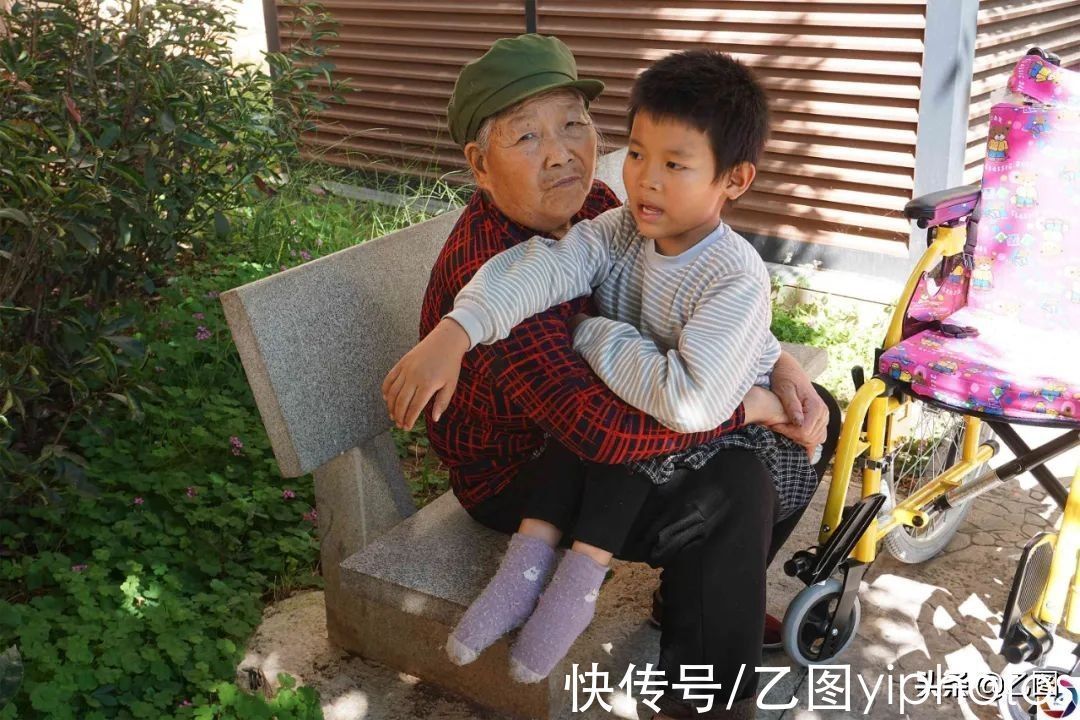 奶奶|家里盖房子,奶奶刚一转身2岁孙子从台阶上滚落,孩子一辈子毁了