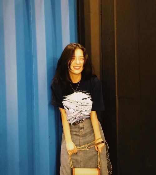 还对牛仔长裤恋恋不舍,穿清爽牛仔裙,彰显夏日活力