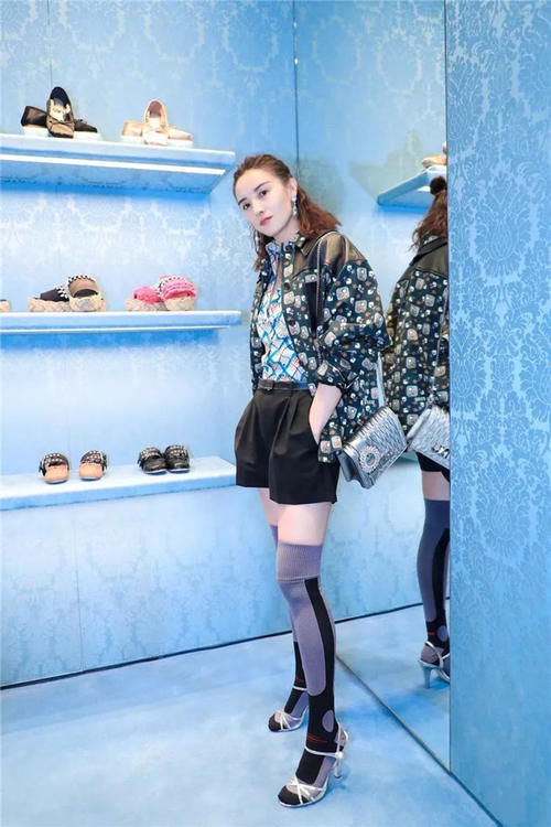  品位|今冬“过膝袜”可少不了，遮肉保暖又减龄，有品位的女人最爱穿它