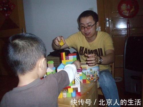 萌娃|妈妈遇蟑螂,萌娃一手奶瓶一手拖鞋来“救驾”,网友骗我生儿子