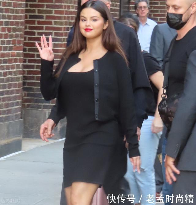 红唇|赛琳娜是胖了吗?小脸都变圆了,穿小黑裙踩高跟鞋涂红唇气场冷艳