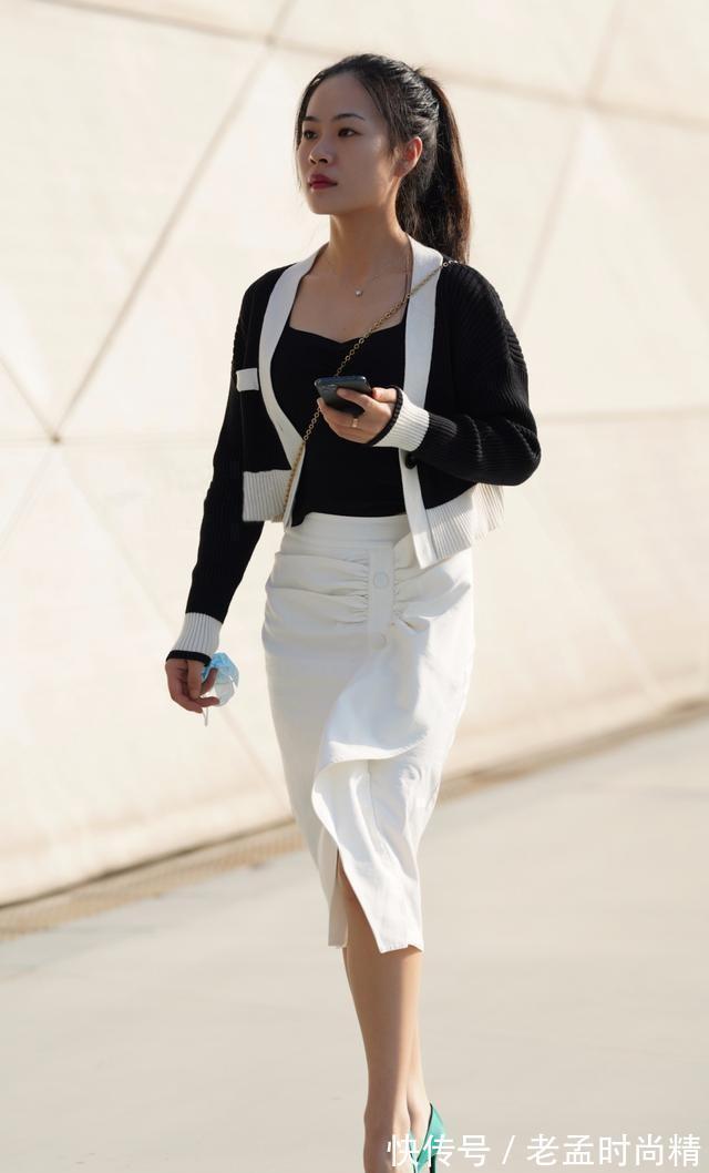 牛仔裤|街拍:白T恤搭配牛仔裤,清新又性感,这款腰身真的很惊艳