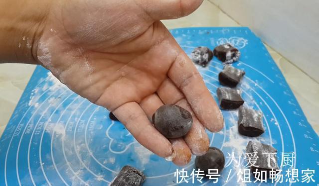 保鲜膜|中秋节别买月饼了，擀杖擀一擀，外皮香酥又掉渣，没烤箱也能成功