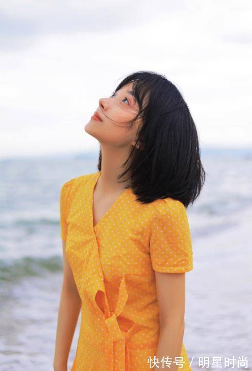 搭配 卜冠今的身材比例才是男人喜欢的,穿黄裙子配短发,娇小又萝莉