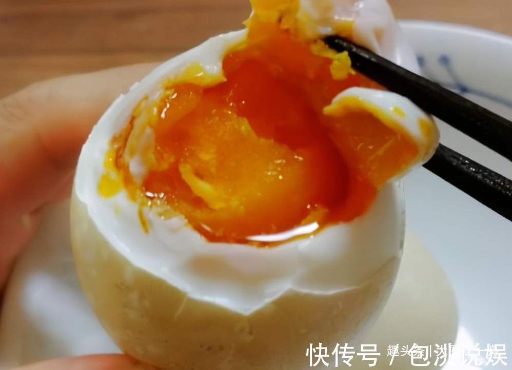 鸡蛋|把白酒倒入鸡蛋里，没想到这么好吃，很多人不知道，看完涨知识了