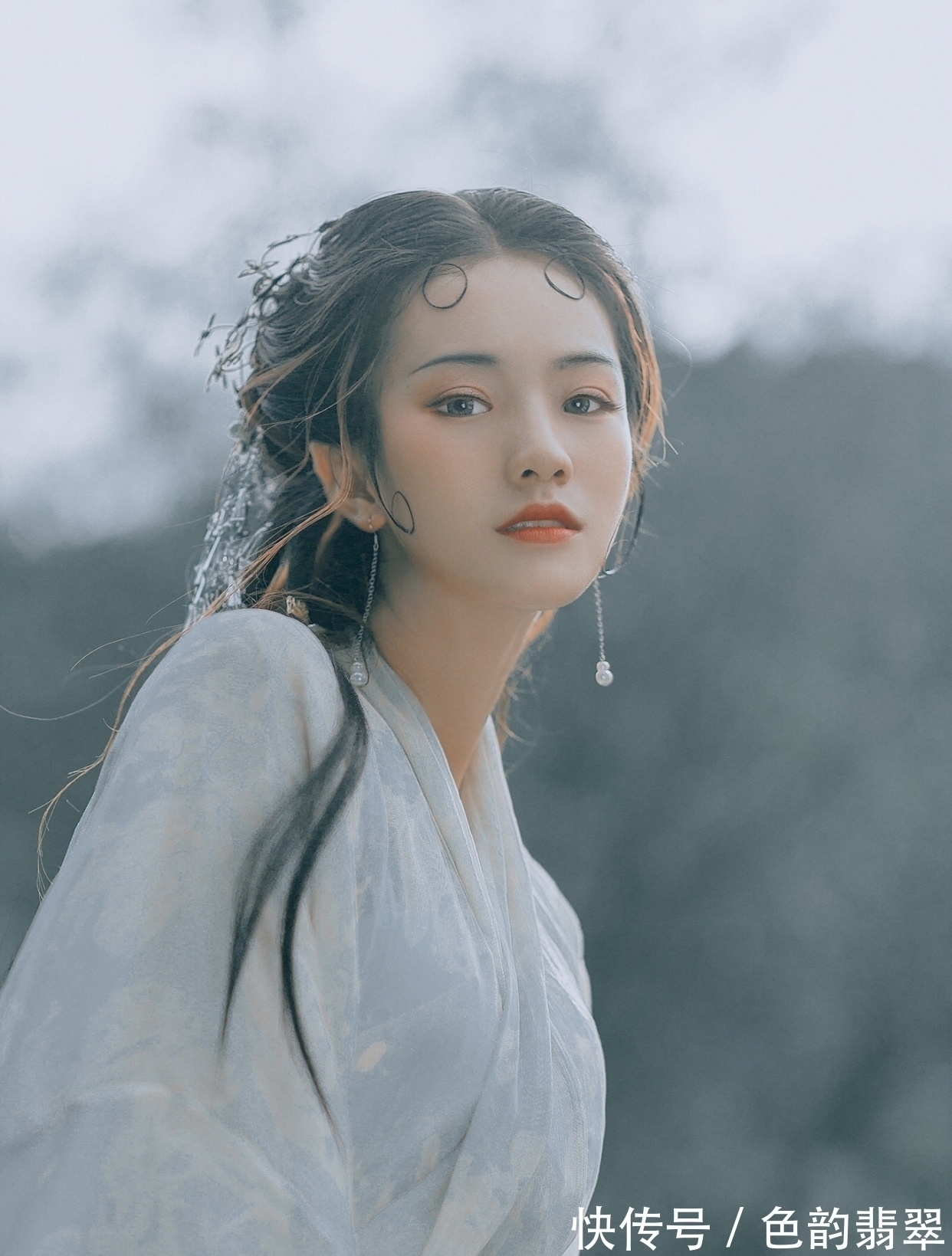 绛袍春浅护云暖&秋江渺渺芙蓉芳,秋江女儿将断肠,绛袍春浅护云暖,翠袖日暮迎风凉