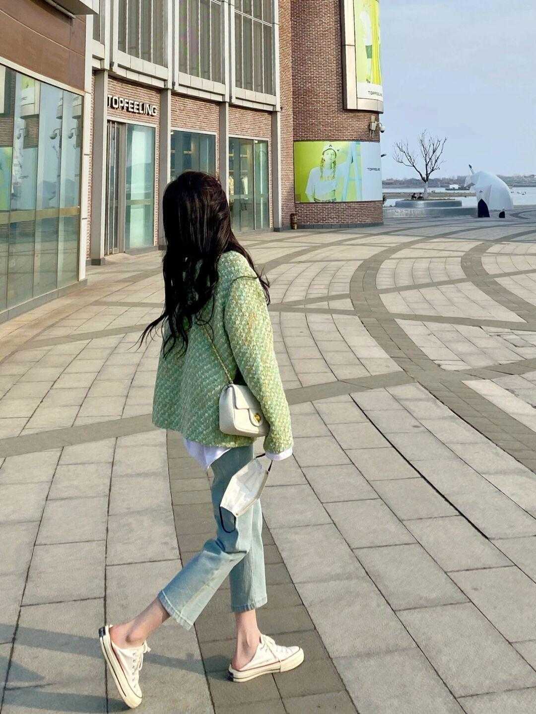 浅色系|初春选裤子,千万别错过这两种,轻盈遮肉还能增加女人味