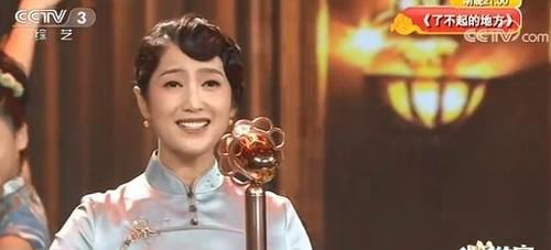 夜上海|春妮:成央视常客,CCTV-3《幸福账单》节目中又是主持又是秀唱功