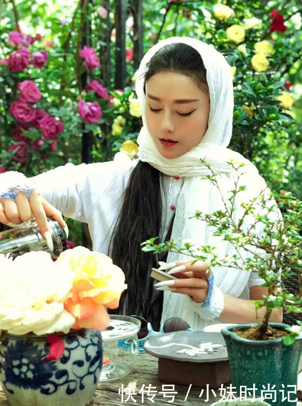 62岁杨丽萍不服老“羽毛”发型配长袍走民族风,鱼尾纹好明显