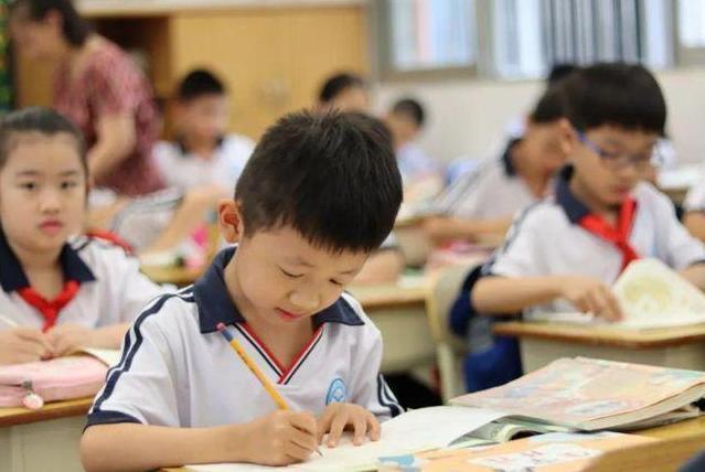 家长群|宝爸“发错消息”到班级群,发现后无法撤回,宝妈:没脸去接娃了