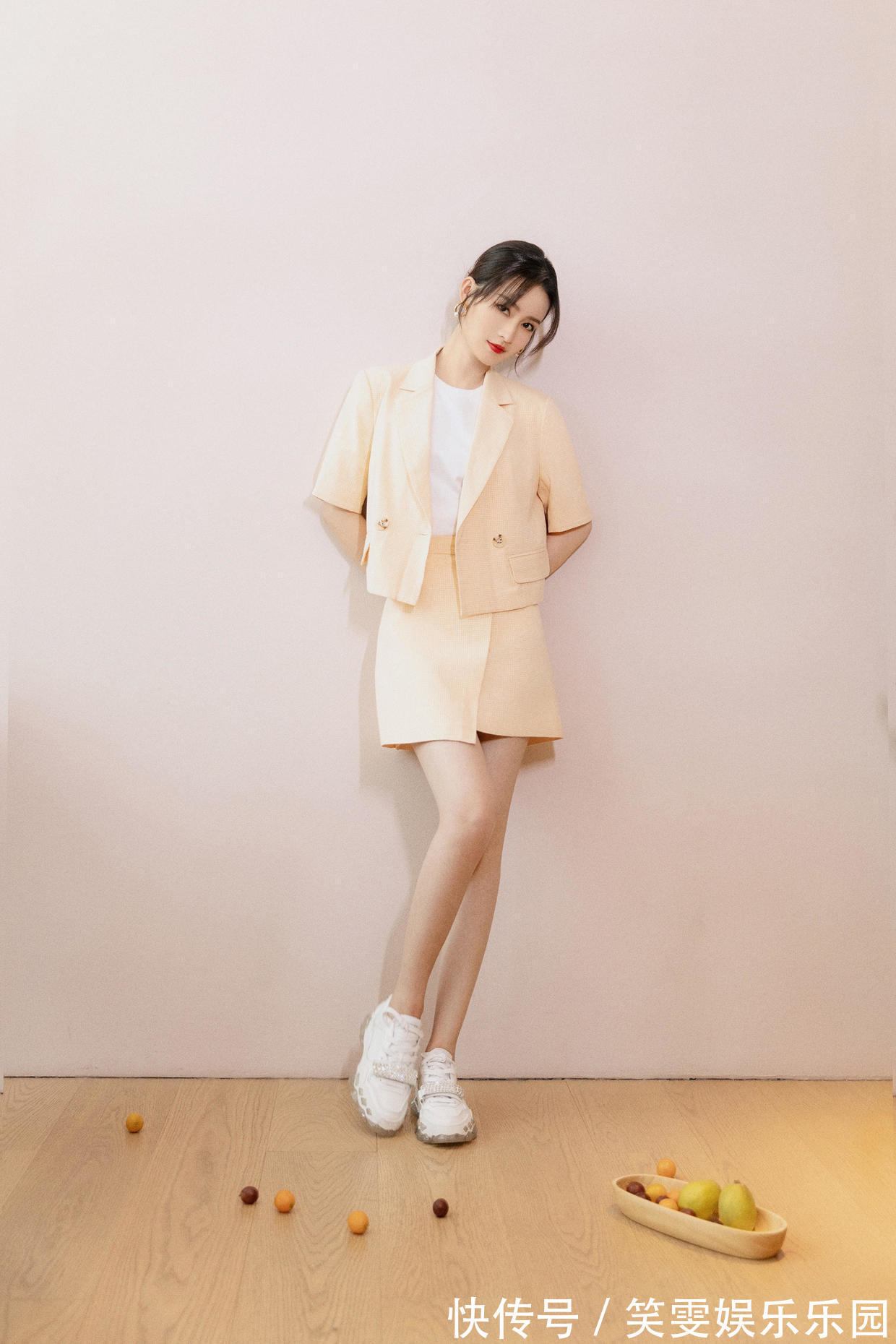 透视连衣裙|李沁身材和气质真绝了！穿大红色透视连衣裙亮相，漫画腿真吸睛