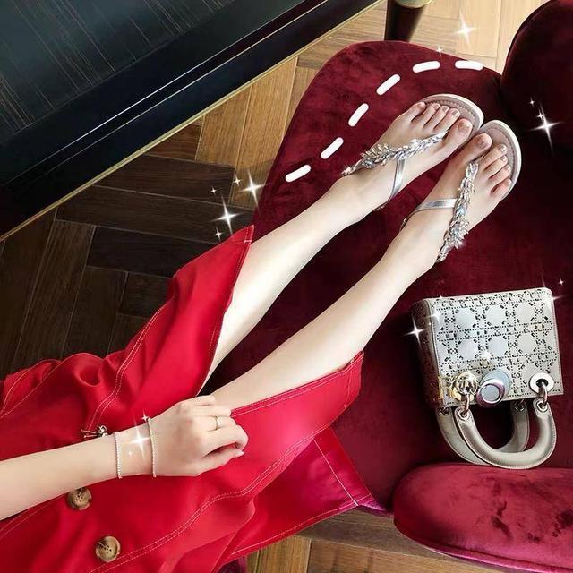 简约精致的水钻凉鞋,低调的奢华美,足以匹配你的高雅气质