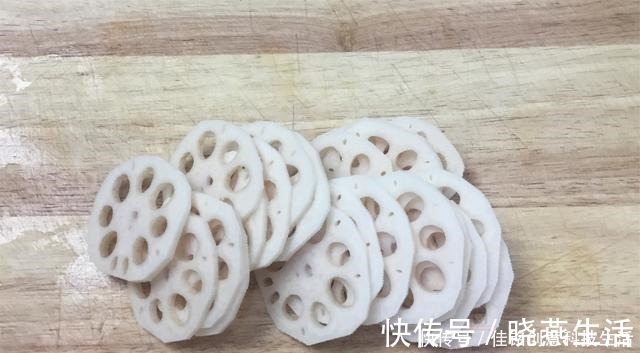 凉拌莲藕好吃有技巧,看老阿姨详细凉拌流程,藕片洁白脆嫩不发色