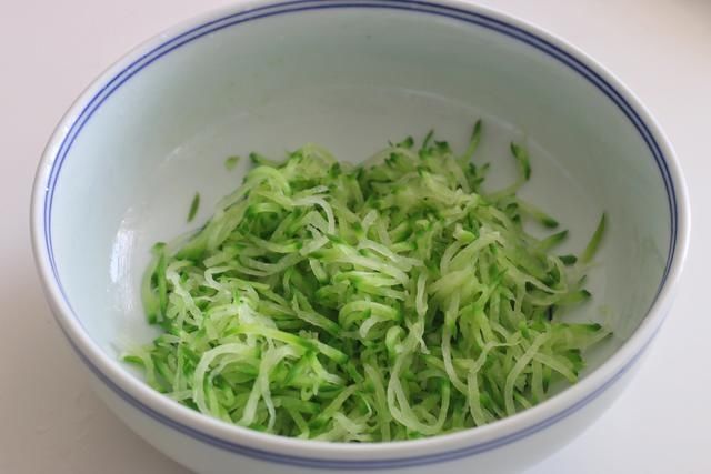  我家炸丸子不用油，照样外酥里嫩，好吃没负担，天天吃都不怕