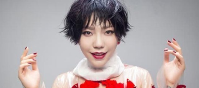 她曾是好声音里的顶流,却在爆火后销声匿迹,沦落到在小县城卖力商演