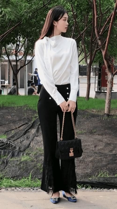 小蛮腰|小姐姐柔美的休闲装，搭配黑色风衣，尽显青春活力的美感