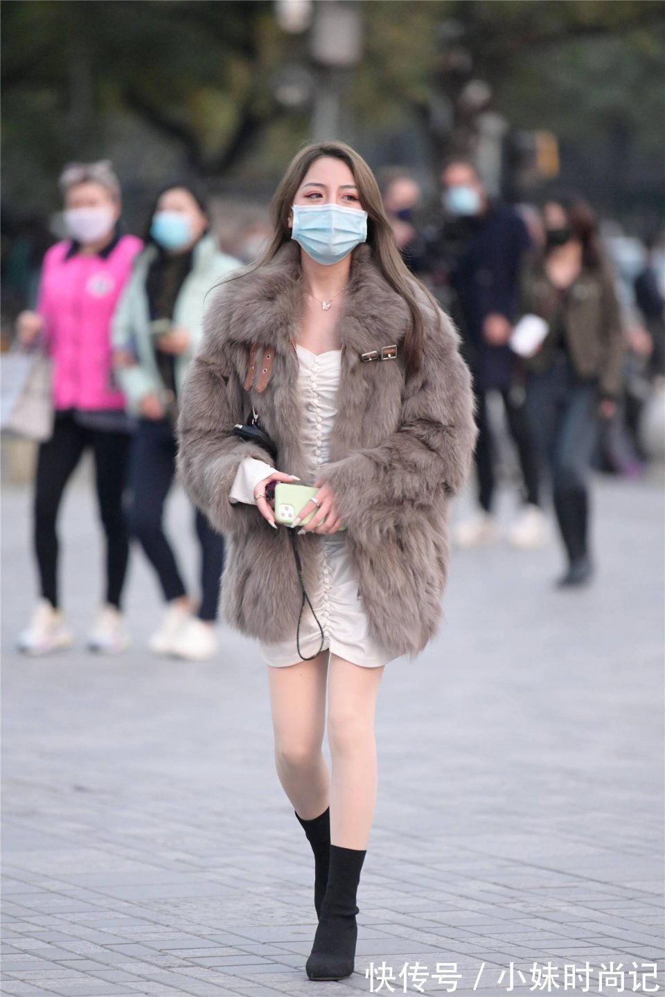 打底裤 冬季选择一款皮草大衣,衬托贵气,保暖效果好还时尚美