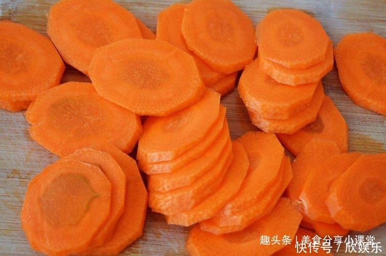  年夜饭必备大菜，西葫芦加上肉馅做成它，锦上添花，讨个好彩头