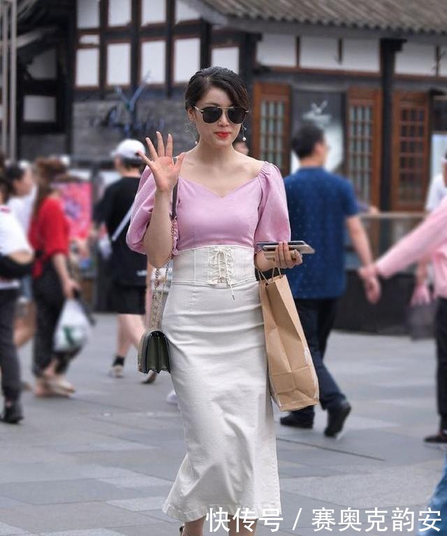 长裙|气质女孩展示半身长裙穿搭,简单修身又耐看,给人一种优雅的感觉