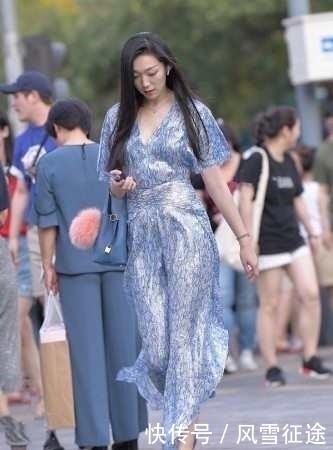 浅色|街拍：靓丽的气质，图3美女吊带衫搭配浅色披风，彰显时尚洒脱！