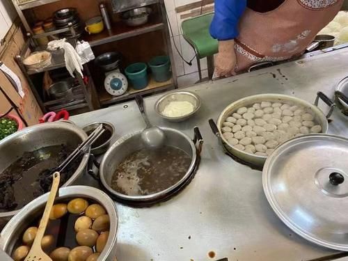 广西一家传承了五代人的牛腩粉店，24小时营业，一天能卖出1000碗