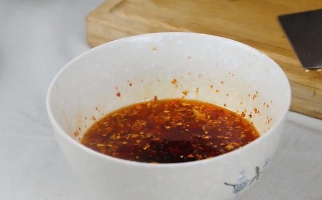 鲜香|凉拌豆皮,很多人调料第一步就做错了,跟大厨这样做,软嫩又鲜香