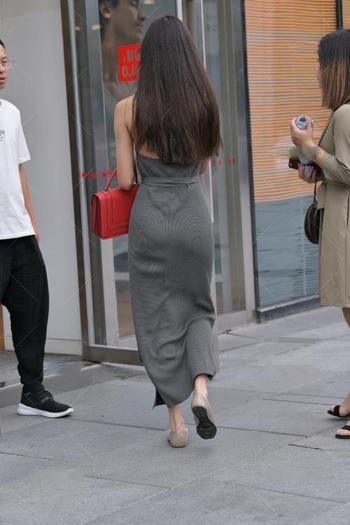 街拍美女:小姐姐穿灰色连体裙,大方时尚,简单得体