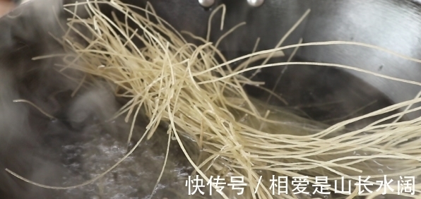 瘦肉|包菜炒粉条的家常做法,学会一个小技巧,不粘锅味道还特别香