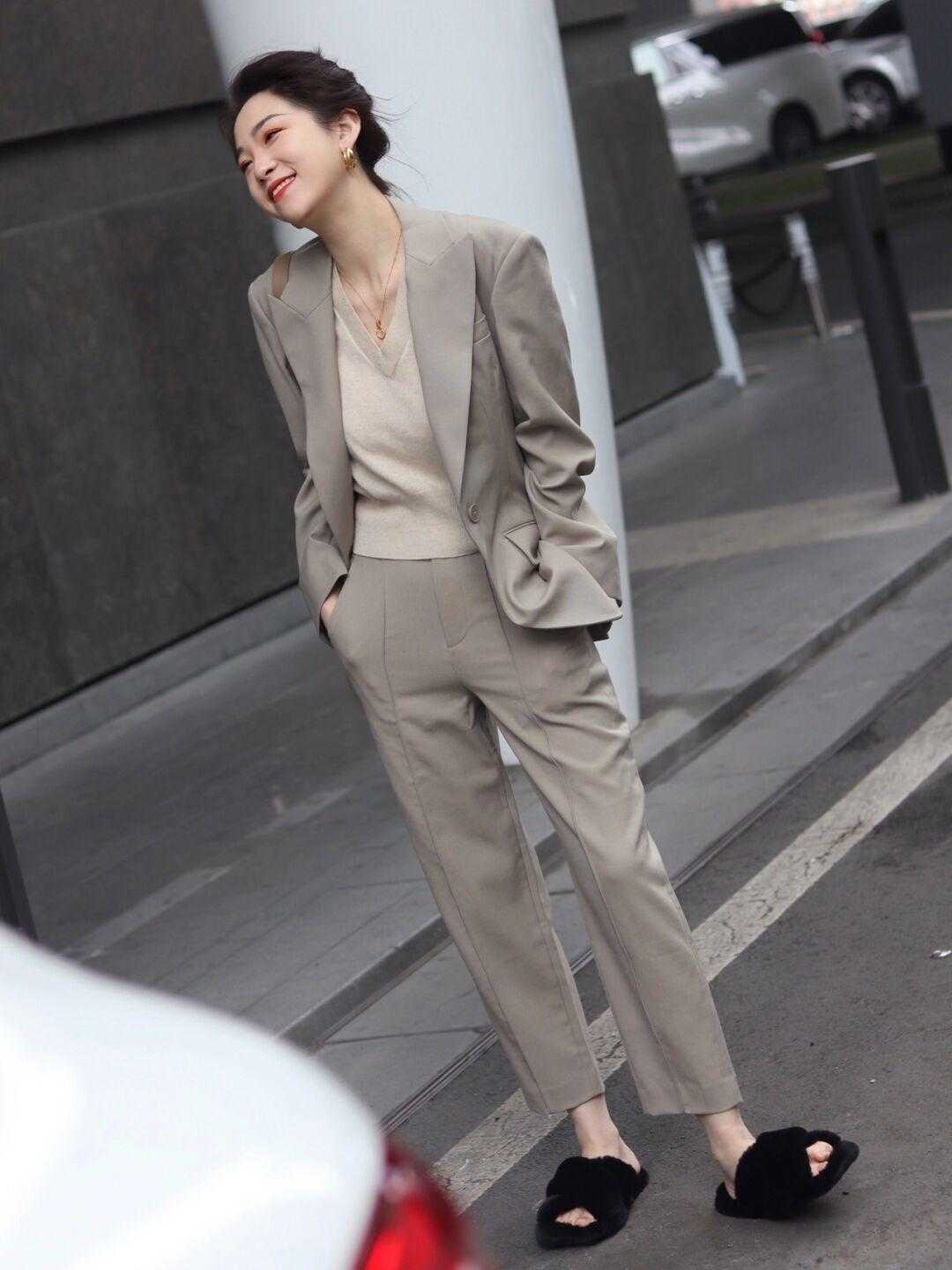 西装外套 西装外套做外搭,还有比这更干脆的搭配嘛?