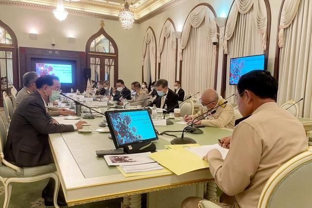 总理巴育开会时摘下口罩,被罚6000泰铢