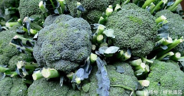 炒西兰花,最忌焯水和直接炒了,难怪不好吃,多加一招又脆又入味