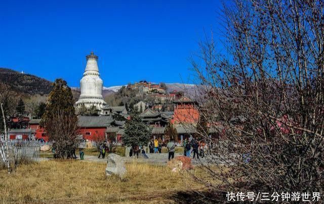 五台山最火爆的寺庙，磕头上香要排队，锦旗牌匾多到无处安放