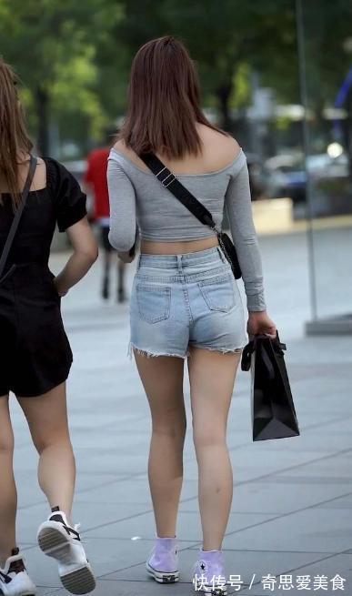 一字肩|灰色一字肩+牛仔高腰裤,穿出自信美,彰显迷人魅力,青春有活力