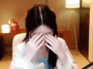 |搞笑GIF:教室里的女汉子又开始劈腿了,真是伤不起啊