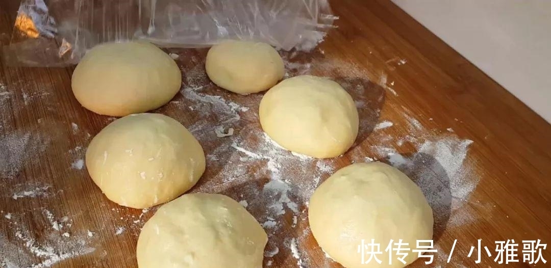 面粉|面粉还能这样做, 不用一滴水, 比面包火烧都好吃, 老婆3个不够吃