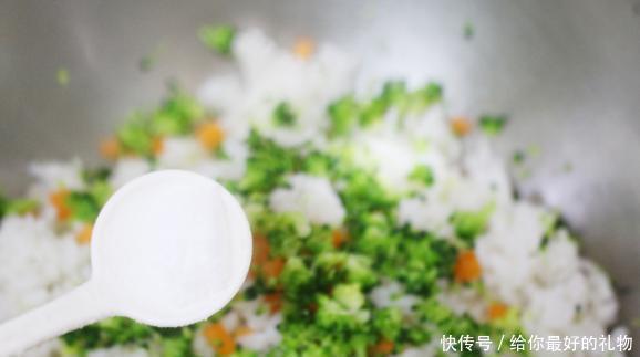 西兰花里|小清新饭团,米饭加西兰花,包沙拉馅,一口一个超满足