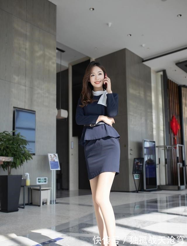 美女 套装穿出高级感,长发美女穿蓝色套装配高跟鞋,简约有气质!