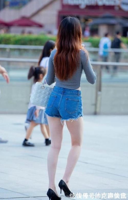 短款 短款搭配的方式有很多种,这种搭配很随意